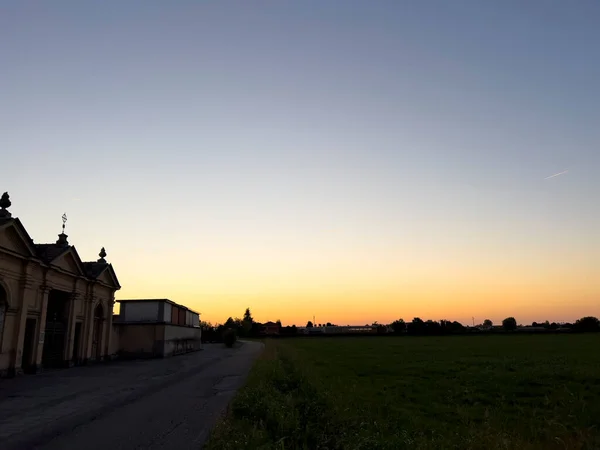 イタリアの田舎道の日没 高品質の写真 — ストック写真