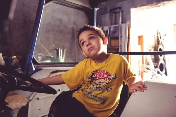 Traktördeki Güzel Çocuk Yüksek Kalite Fotoğraf — Stok fotoğraf