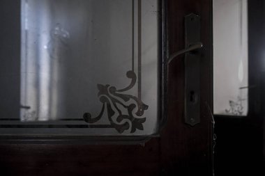 Terk edilmiş evde çiçek desenli cam. Yüksek kalite fotoğraf