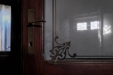 Terk edilmiş evde çiçek desenli cam. Yüksek kalite fotoğraf