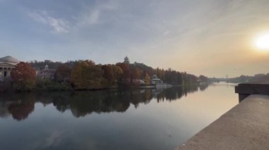 Gün batımında Po nehrinin Torino manzarası. Yüksek kalite 4k görüntü