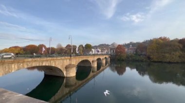Gün batımında Po nehrinin Torino manzarası. Yüksek kalite 4k görüntü