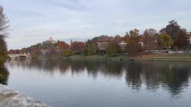 Gün batımında Po nehrinin Torino manzarası. Yüksek kalite 4k görüntü