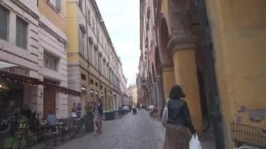Modena, İtalya - 2021 07 04 şehir merkezi, normal bir günde. Yüksek kalite 4k görüntü
