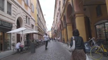 Modena, İtalya - 2021 07 04 şehir merkezi, normal bir günde. Yüksek kalite 4k görüntü