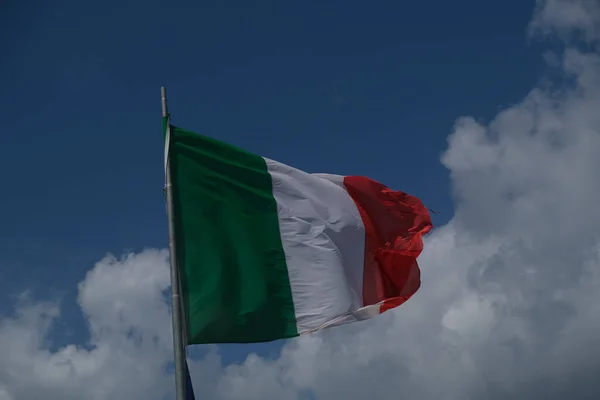 Italiensk Tricolor Flagga Viftar Vinden Solig Dag Högkvalitativt Foto — Stockfoto