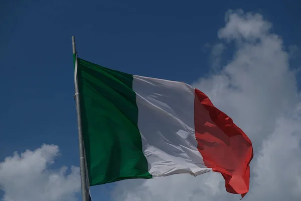 Ιταλική Σημαία Τρίχρωμη Κυματίζει Στον Άνεμο Την Ηλιόλουστη Μέρα Υψηλής — Φωτογραφία Αρχείου