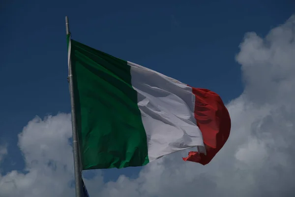 Итальянский Трехцветный Флаг Размахивающий Ветру Солнечный День Высокое Качество Фото — стоковое фото