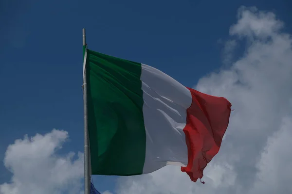 意大利三色旗在风中飘扬 高质量的照片 — 图库照片