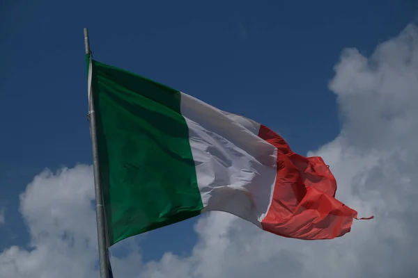 Ιταλική Σημαία Τρίχρωμη Κυματίζει Στον Άνεμο Την Ηλιόλουστη Μέρα Υψηλής — Φωτογραφία Αρχείου