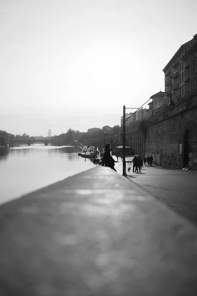 都灵的Murazzi在波河边走着 高质量的照片 — 图库照片