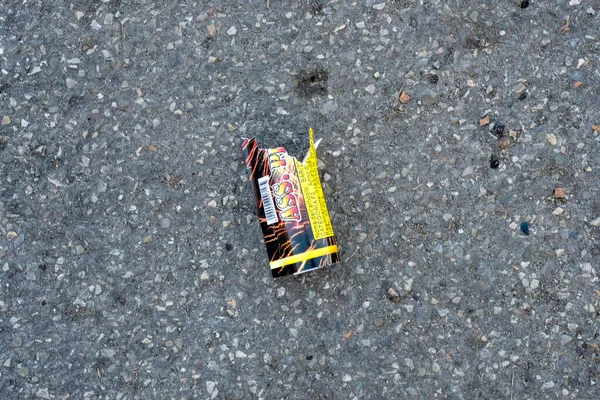 年末の花火大会の残り物が路上のゴミの上に残っています 高品質の写真 — ストック写真