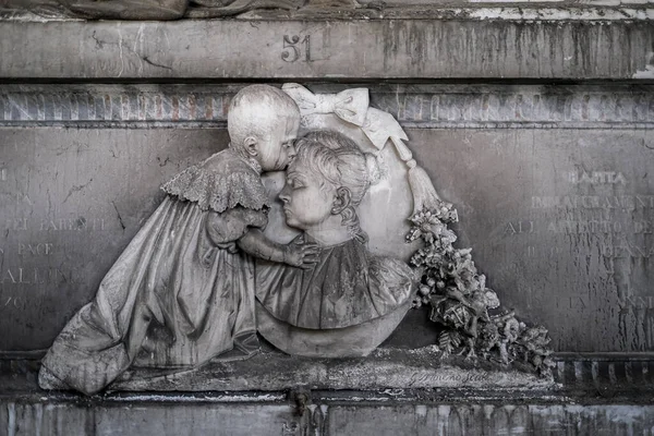 Old Statue Little Girl Abandoned Cemetery High Quality Photo — Stockfoto