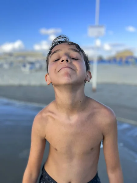 ビーチで子供の笑顔を見せる 高品質の写真 — ストック写真