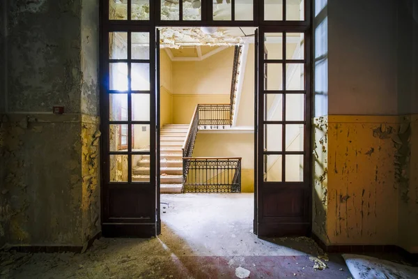 Entrance Wooden Door Abandoned House High Quality Photo – stockfoto