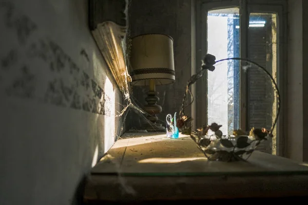 Лампочка Предмети Біля Вікна Покинутому Будинку Високоякісна Фотографія — стокове фото