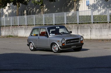 Bibbiano-Reggio Emilia Italy - 07: 15 2015: Autobianchi A112 Abarth şehir meydanında klasik arabaların ücretsiz mitingi. Yüksek kalite fotoğraf