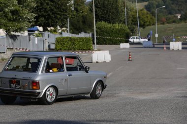 Bibbiano-Reggio Emilia Italy - 07: 15 2015: Autobianchi A112 Abarth şehir meydanında klasik arabaların ücretsiz mitingi. Yüksek kalite fotoğraf