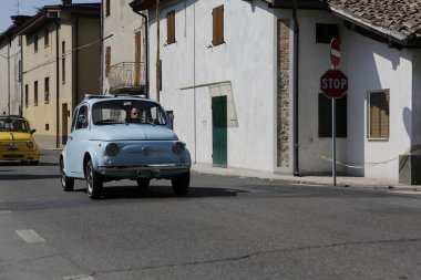 Bibbiano-Reggio Emilia İtalya - 07: 15 2015: Kasaba meydanında klasik arabaların ücretsiz mitingi Blue Fiat 500. Yüksek kalite fotoğraf