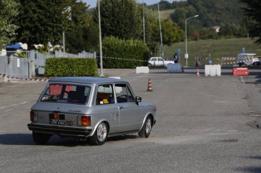 Bibbiano-Reggio Emilia Italy - 07: 15 2015: Autobianchi A112 Abarth şehir meydanında klasik arabaların ücretsiz mitingi. Yüksek kalite fotoğraf