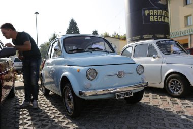 Bibbiano-Reggio Emilia İtalya - 07: 15 2015: Kasaba meydanında klasik arabaların ücretsiz mitingi Blue Fiat 500. Yüksek kalite fotoğraf