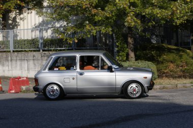 Bibbiano-Reggio Emilia Italy - 07: 15 2015: Autobianchi A112 Abarth şehir meydanında klasik arabaların ücretsiz mitingi. Yüksek kalite fotoğraf