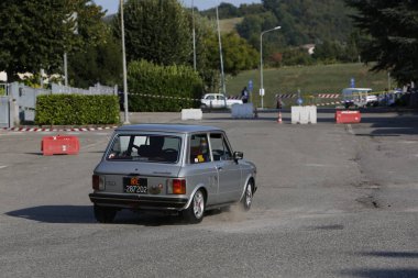 Bibbiano-Reggio Emilia Italy - 07: 15 2015: Autobianchi A112 Abarth şehir meydanında klasik arabaların ücretsiz mitingi. Yüksek kalite fotoğraf