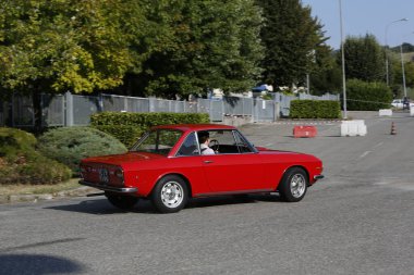 Bibbiano-Reggio Emilia İtalya - 07: 15 2015: Lancia Fulvia HF şehir meydanında klasik arabaların ücretsiz mitingi. Yüksek kalite fotoğraf