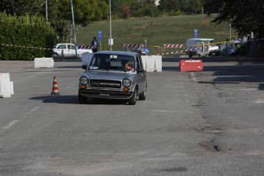 Bibbiano-Reggio Emilia Italy - 07: 15 2015: Autobianchi A112 Abarth şehir meydanında klasik arabaların ücretsiz mitingi. Yüksek kalite fotoğraf