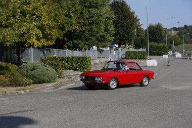 Bibbiano-Reggio Emilia İtalya - 07: 15 2015: Lancia Fulvia HF şehir meydanında klasik arabaların ücretsiz mitingi. Yüksek kalite fotoğraf