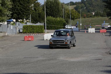 Bibbiano-Reggio Emilia Italy - 07: 15 2015: Autobianchi A112 Abarth şehir meydanında klasik arabaların ücretsiz mitingi. Yüksek kalite fotoğraf