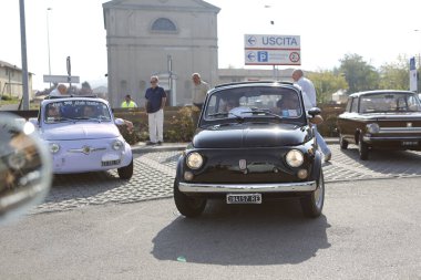 Bibbiano-Reggio Emilia İtalya - 07: 15 2015: Kasaba meydanı siyah Fiat 500 'de klasik arabaların ücretsiz mitingi. Yüksek kalite fotoğraf