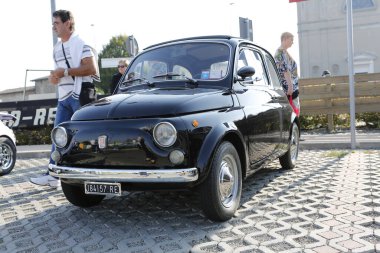 Bibbiano-Reggio Emilia İtalya - 07: 15 2015: Kasaba meydanı siyah Fiat 500 'de klasik arabaların ücretsiz mitingi. Yüksek kalite fotoğraf