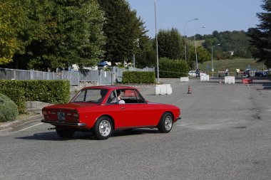 Bibbiano-Reggio Emilia İtalya - 07: 15 2015: Lancia Fulvia HF şehir meydanında klasik arabaların ücretsiz mitingi. Yüksek kalite fotoğraf