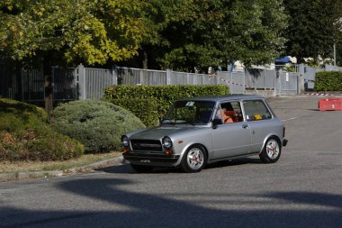 Bibbiano-Reggio Emilia Italy - 07: 15 2015: Autobianchi A112 Abarth şehir meydanında klasik arabaların ücretsiz mitingi. Yüksek kalite fotoğraf