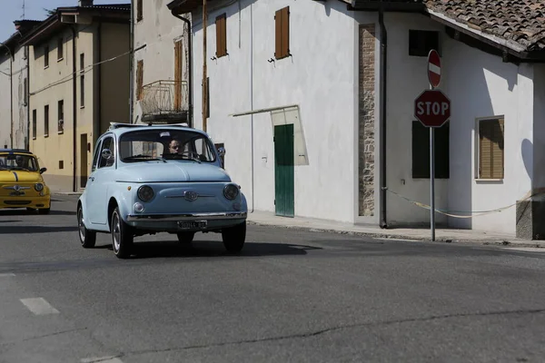 Bibbiano レッジョ エミリアイタリア 2015 町の正方形のライトブルーフィアット500でヴィンテージ車の無料ラリー 高品質の写真 — ストック写真