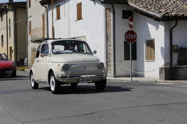 Bibbiano レッジョ エミリアイタリア 2015 町の広場の白フィアット500でヴィンテージ車の無料ラリー 高品質の写真 — ストック写真