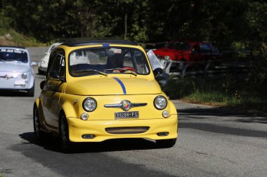 Bibbiano-Reggio Emilia İtalya - 07: 15 2015: Kasaba meydanı sarı Fiat 500 'de ücretsiz klasik araba rallisi. Yüksek kalite fotoğraf