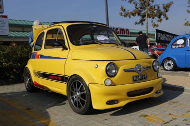 Bibbiano-Reggio Emilia İtalya - 07: 15 2015: Kasaba meydanı sarı Fiat 500 'de ücretsiz klasik araba rallisi. Yüksek kalite fotoğraf