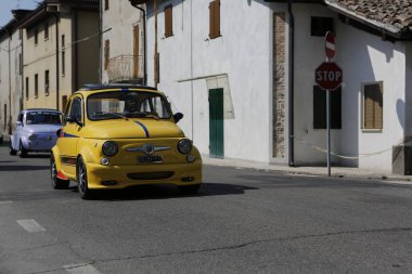 Bibbiano-Reggio Emilia İtalya - 07: 15 2015: Kasaba meydanı sarı Fiat 500 'de ücretsiz klasik araba rallisi. Yüksek kalite fotoğraf