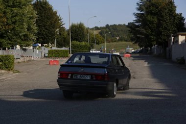 Bibbiano-Reggio Emilia İtalya - 07: 15 2015: Alfa Romeo 75 şehir meydanında klasik arabaların ücretsiz mitingi. Yüksek kalite fotoğraf