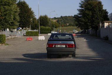 Bibbiano-Reggio Emilia İtalya - 07: 15 2015: Alfa Romeo 75 şehir meydanında klasik arabaların ücretsiz mitingi. Yüksek kalite fotoğraf