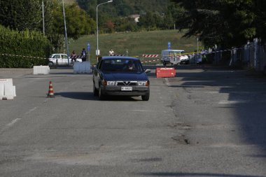 Bibbiano-Reggio Emilia İtalya - 07: 15 2015: Alfa Romeo 75 şehir meydanında klasik arabaların ücretsiz mitingi. Yüksek kalite fotoğraf
