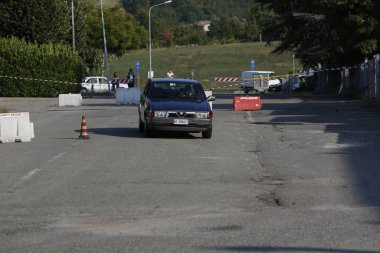 Bibbiano-Reggio Emilia İtalya - 07: 15 2015: Alfa Romeo 75 şehir meydanında klasik arabaların ücretsiz mitingi. Yüksek kalite fotoğraf