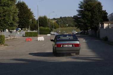 Bibbiano-Reggio Emilia İtalya - 07: 15 2015: Alfa Romeo 75 şehir meydanında klasik arabaların ücretsiz mitingi. Yüksek kalite fotoğraf