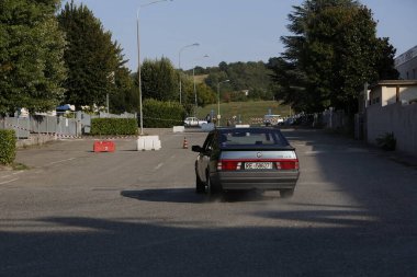 Bibbiano-Reggio Emilia İtalya - 07: 15 2015: Alfa Romeo 75 şehir meydanında klasik arabaların ücretsiz mitingi. Yüksek kalite fotoğraf