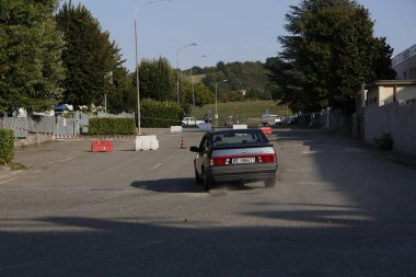 Bibbiano-Reggio Emilia İtalya - 07: 15 2015: Alfa Romeo 75 şehir meydanında klasik arabaların ücretsiz mitingi. Yüksek kalite fotoğraf
