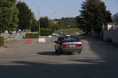 Bibbiano-Reggio Emilia İtalya - 07: 15 2015: Alfa Romeo 75 şehir meydanında klasik arabaların ücretsiz mitingi. Yüksek kalite fotoğraf