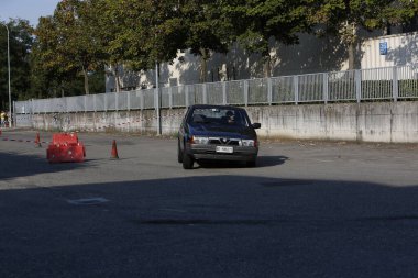 Bibbiano-Reggio Emilia İtalya - 07: 15 2015: Alfa Romeo 75 şehir meydanında klasik arabaların ücretsiz mitingi. Yüksek kalite fotoğraf
