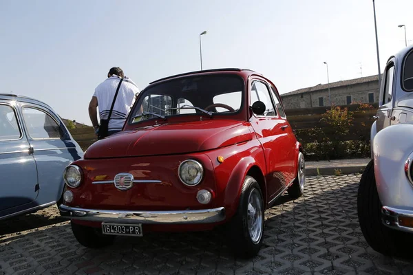 Bibbiano-Reggio Emilia İtalya - 07: 15 2015: Kasaba meydanı kırmızı Fiat 500 'de klasik arabaların ücretsiz mitingi. Yüksek kalite fotoğraf